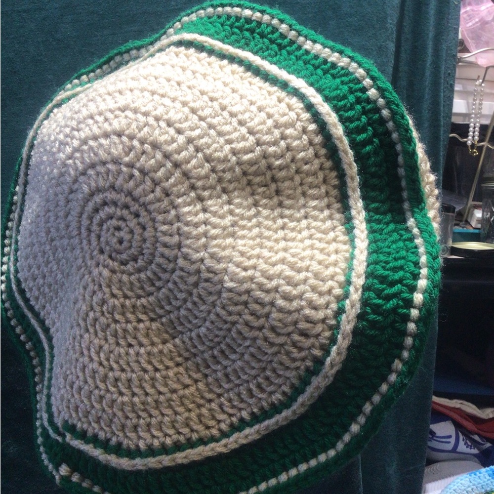Handcrafted hat - Picture 2 of 3